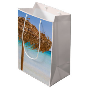 Tropischer Strand mit Strohdach-Schirm Mittlere Geschenktüte
