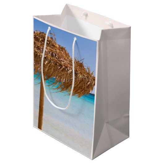 Tropischer Strand mit Strohdach-Schirm Mittlere Geschenktüte (Vorderseite Schrägansicht)