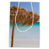 Tropischer Strand mit Strohdach-Schirm Mittlere Geschenktüte (Rückseite)