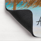 Tropischer Strand mit Strohdach-Schirm Mousepad (Ecke)