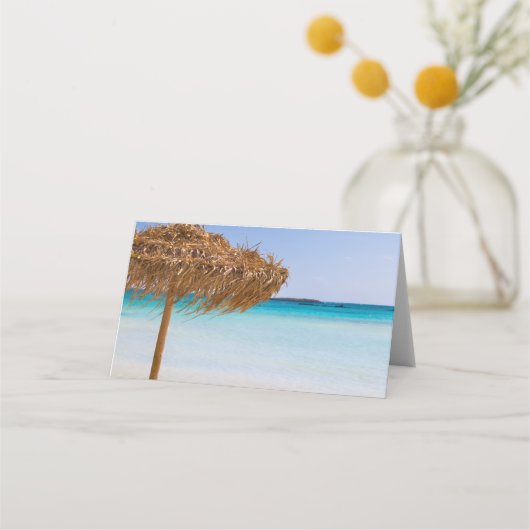 Tropischer Strand mit Strohdach-Schirm Platzkarte (Vorderseite)