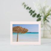 Tropischer Strand mit Strohdach-Schirm Postkarte (Stehend Vorderseite)