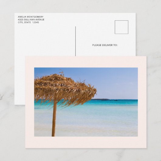 Tropischer Strand mit Strohdach-Schirm Postkarte (Vorne/Hinten)