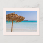 Tropischer Strand mit Strohdach-Schirm Postkarte (Vorderseite)
