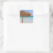 Tropischer Strand mit Strohdach-Schirm Quadratischer Aufkleber (Tasche)