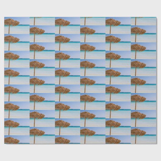 Tropischer Strand mit Strohschirm-Muster Geschenkpapier (Flach)