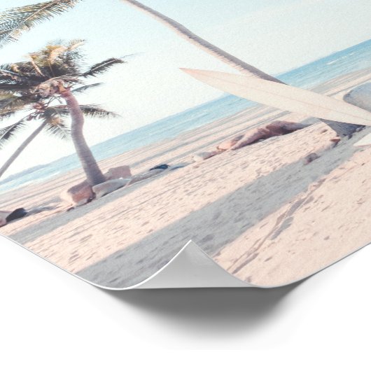 Tropischer Strand mit Surfbrettern Poster (Ecke)
