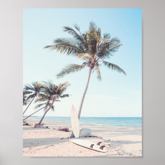 Tropischer Strand mit Surfbrettern Poster (Vorne)