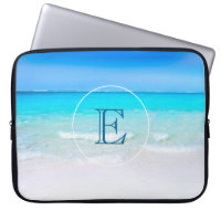 Tropischer Strand mit türkisfarbenem Meer-Monogram