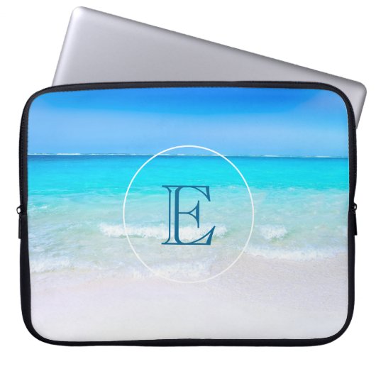 Tropischer Strand mit türkisfarbenem Meer-Monogram Laptopschutzhülle (Vorderseite)