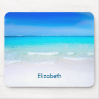 Tropischer Strand mit türkisfarbenem Meer