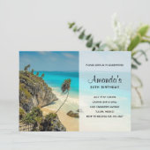 Tropischer Strand mit vom Wind gefegten Bäumen zum Einladung (Stehend Vorderseite)