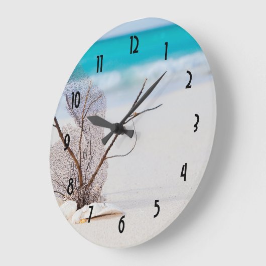 Tropischer Strand mit weißen Muscheln Große Wanduhr (Winkel)