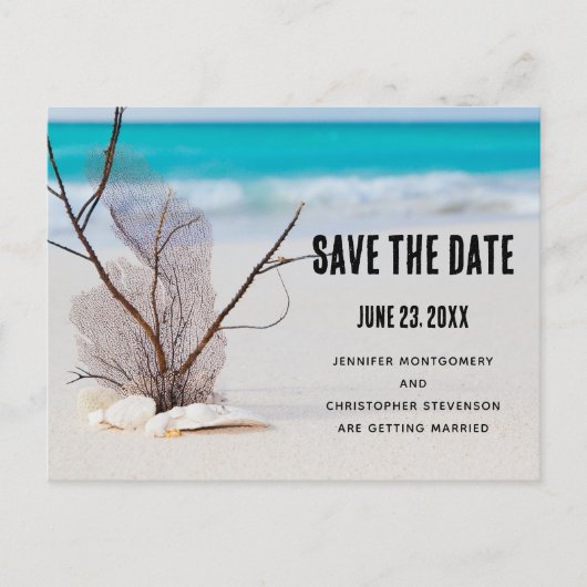 Tropischer Strand mit weißen Muscheln Save the Dat Einladungspostkarte (Vorderseite)