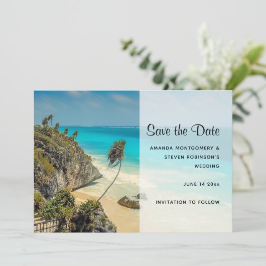 Tropischer Strand mit Wind gesegneten Bäumen Save The Date (Stehend Vorderseite)
