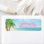 Tropischer Strand, Palmen und rosa Textadresse (Insitu)