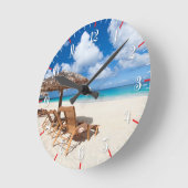 Tropischer Strand Runde Wanduhr (Winkel)