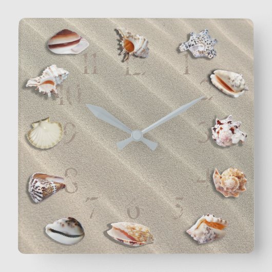 TROPISCHER STRAND. SAISHELLE AM SANDSTRAND QUADRATISCHE WANDUHR (Vorderseite)