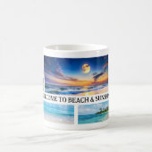 Tropischer Strand und Sonnenstrahlen Kaffeetasse (Mittel)