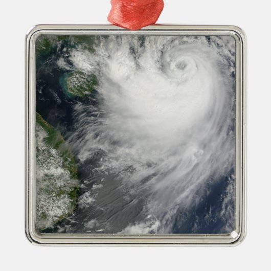 Tropischer Sturm Koppu in der Nähe des Landfalles Silbernes Ornament (Vorne)