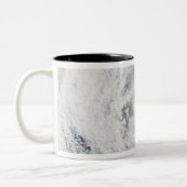 Tropischer Sturm Nida südöstlich von Kadena Zweifarbige Tasse (Links)