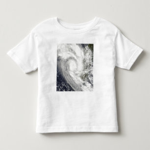 Tropischer Wirbelsturm Fanele über Madagaskar Kleinkind T-shirt