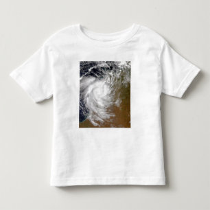 Tropischer Wirbelsturm Magda, die an Land in Kleinkind T-shirt