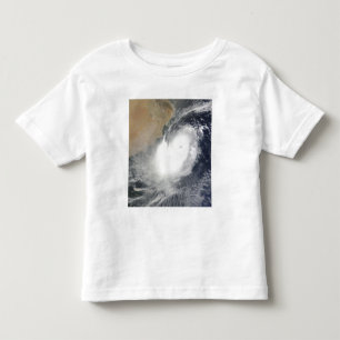 Tropischer Wirbelsturm Phet im Arabischen Meer Kleinkind T-shirt