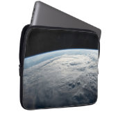 Tropischer Zyklon Idai über der afrikanischen Küst Laptopschutzhülle (Vorne Rechts)