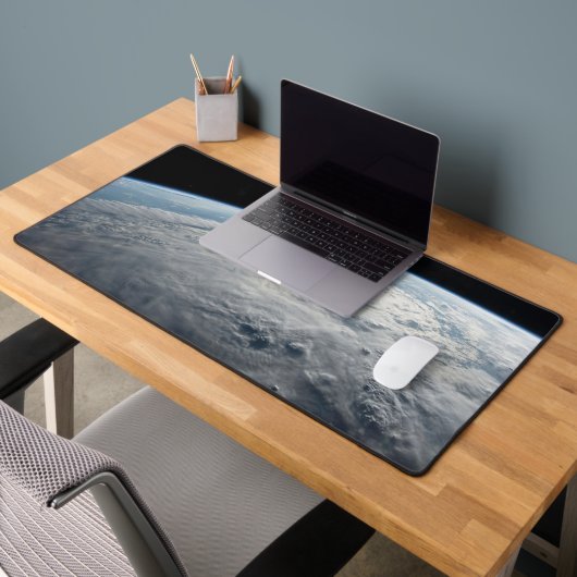 Tropischer Zyklon Idai über der afrikanischen Küst Schreibtischunterlage (Büro 2)