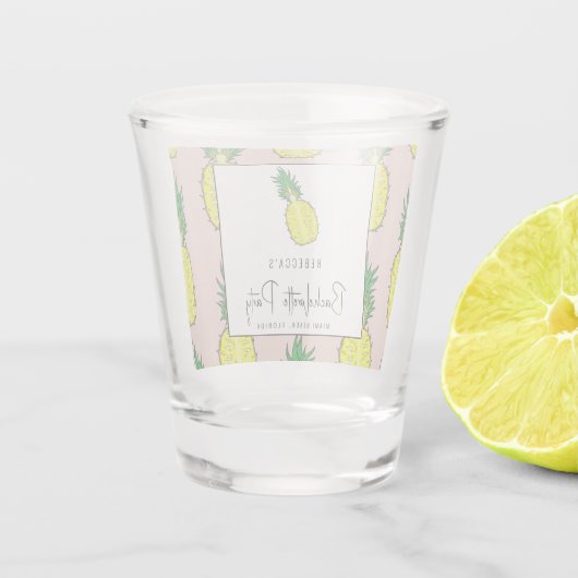 Tropisches Ananas Bachelorette Wochenende Party Schnapsglas (Rückseite)