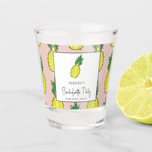 Tropisches Ananas Bachelorette Wochenende Party Schnapsglas (Vorderseite)