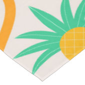 Tropisches Ananas-Muster auf Orangengee Tischdecke (Schrägansicht)