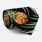 Tropisches Ananas-Muster auf schwarz Krawatte (Gerollt)