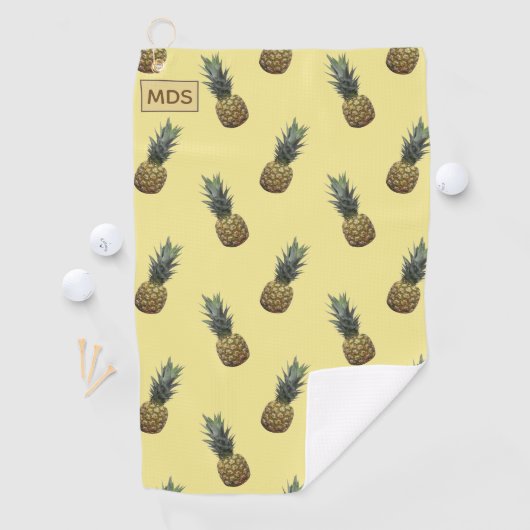 Tropisches Ananas Muster blassgelb Mit Monogramm Golfhandtuch (Insitu)