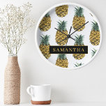 Tropisches Ananas-Muster mit Namen Runde Wanduhr<br><div class="desc">Tropisches Ananas-Muster mit Namen</div>