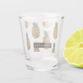 Tropisches Ananas-Muster mit Namen Schnapsglas (Rückseite)