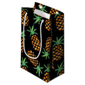 Tropisches Ananas-Muster Schwarz Kleine Geschenktüte (Vorderseite Schrägansicht)