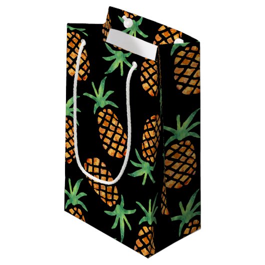 Tropisches Ananas-Muster Schwarz Kleine Geschenktüte (Vorderseite Schrägansicht)