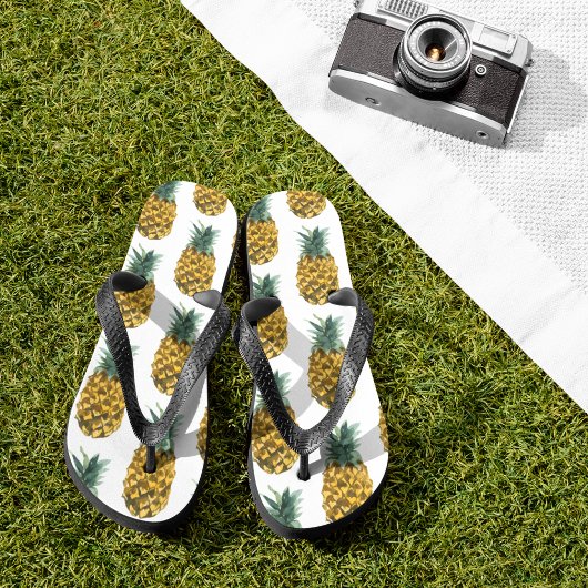 Tropisches Ananas nahtloses Muster Badesandalen