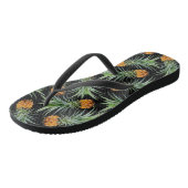 Tropisches Ananasmuster auf Schwarz Badesandalen (Schrägansicht)