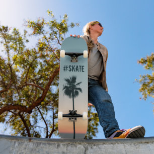 Tropisches Aquamarines und orangefarbenes Palmenba Skateboard