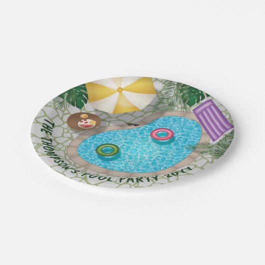 Tropisches Backyard Pool Scene Summer Pool Party Pappteller (Schrägansicht)