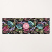 Tropisches Blattmuster mit Ihrem Monogramm Yogamatte (Vorderseite (Horizontal))
