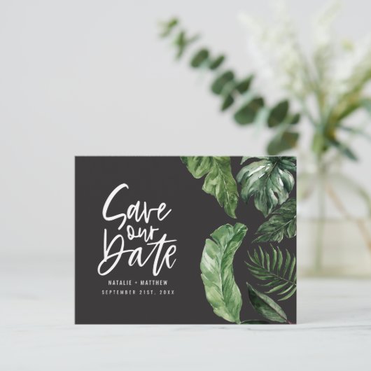 Tropisches Blattwerk und handgeschriebene Hochzeit Postkarte (Stehend Vorderseite)