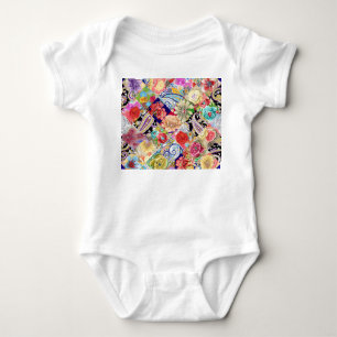Tropisches Blumenmuster, lebhafte Farben. Baby Strampler