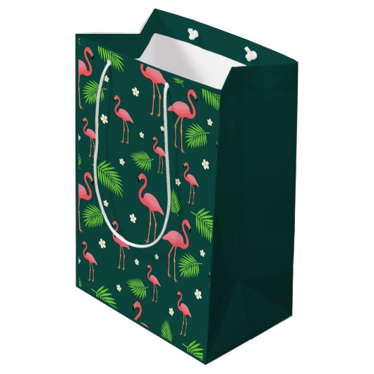 Tropisches Flamingo-Muster Mittlere Geschenktüte (Rückseite Schrägansicht)