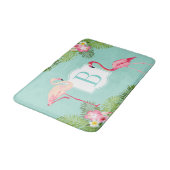 Tropisches Flamingo und Hibiskus Blume Monogram Badematte (Schrägansicht)