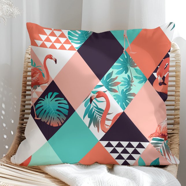Tropisches Flamingo und Palmen Tree Blätter Kissen (Tropical Flamingo and Palm Tree Leaves Pillow in a sunny rattan armchair.)