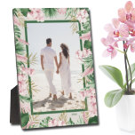 Tropisches Foto Fotoplatte<br><div class="desc">Tabletop-Plakette mit eingebautem Aasel zeigt Ihr Lieblings-Foto mit wunderschönen tropischen Blume und Grün auf JEDEM FARBHINTERGRUND. Ändern Sie das Datum auf das aktuelle Jahr oder Sie können es löschen oder weitere Informationen hinzufügen. Gut als Geschenk oder um Ihr Lieblings-Foto in Ihrer eigenen Zuhause zu zeigen. Ihre Bildfarben werden direkt auf...</div>